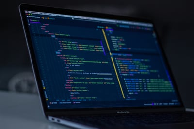 Custom Modules vs. Drag-and-Drop: Was lohnt sich wirklich?